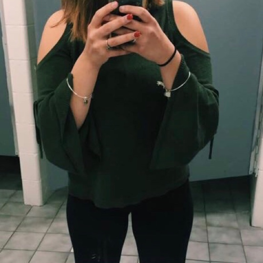 Shoulder-less Sweater